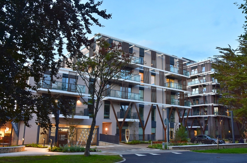 Streetlight lighting apartment block